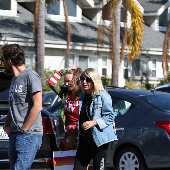 Laeticia Hallyday est allée déjeuner au restaurant MTN Venice avec sa mère Françoise Thibaut, son compagnon Pascal Balland et sa fille Mathilde à Los Angeles, le 19 octobre 2019.