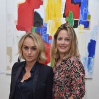 Cécile de Ménibus élégante pour le vernissage de Caroline Faindt