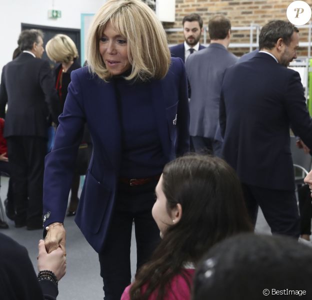 Brigitte Macron à la rencontre des élèves lors de sa venue au collège Chaptal pour la 5ème Journée nationale de lutte contre le harcèlement à l'école à Paris VIII, le 7 novembre 2019. © Gwendoline Le Goff/Panoramic/ Bestimage