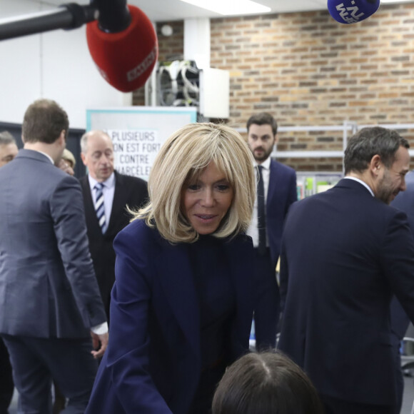 Brigitte Macron salue les enfants - Brigitte Macron se rend au collège Chaptal pour la 5ème Journée nationale de lutte contre le harcèlement à l'école à Paris VIII, le 7 novembre 2019. En présence de d'A.Taquet secrétaire d'État auprès de la ministre des Solidarités et de la santé, J.M.Blanquer, ministre de l'Éducation nationale et de la Jeunesse et J.d'Hauteserre, maire du 8ème Arrondissement de Paris. © Gwendoline Le Goff/Panoramic/ Bestimage