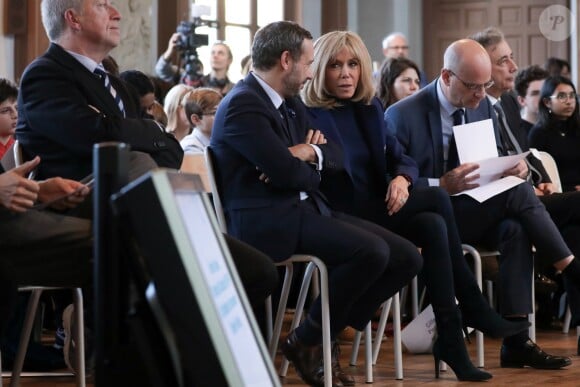 Brigitte Macron, Adrien Taquet secrétaire d'État auprès de la ministre des Solidarités et de la santé, Jean-Michel Blanquer, ministre de l'Éducation nationale et de la Jeunesse - Brigitte Macron se rend au collège Chaptal pour la 5ème Journée nationale de lutte contre le harcèlement à l'école à Paris VIII, le 7 novembre 2019. En présence de d'A.Taquet secrétaire d'État auprès de la ministre des Solidarités et de la santé, J.M.Blanquer, ministre de l'Éducation nationale et de la Jeunesse et J.d'Hauteserre, maire du 8ème Arrondissement de Paris. © Stephane Lemouton / Bestimage