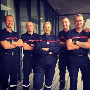 Laurence Boccolini en uniforme de pompiers sur le tournage de la série "Mongeville" pour France 3.