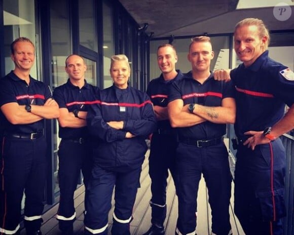 Laurence Boccolini en uniforme de pompiers sur le tournage de la série "Mongeville" pour France 3.