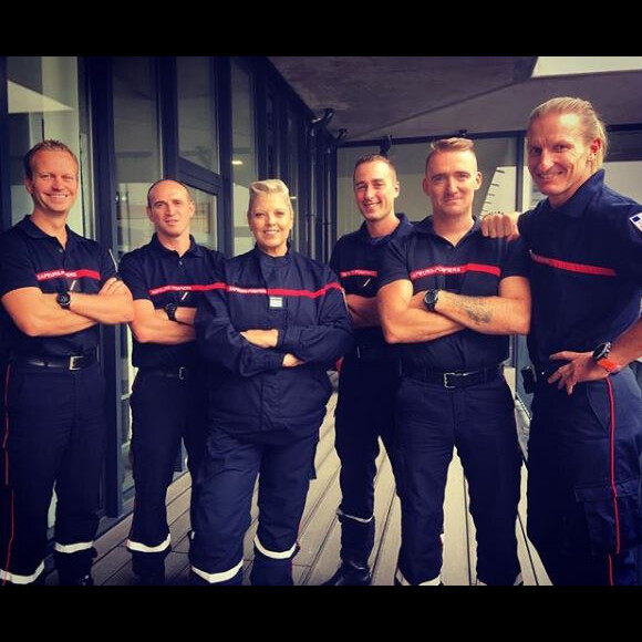 Laurence Boccolini en uniforme de pompiers sur le tournage de la série "Mongeville" pour France 3.