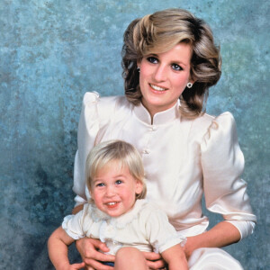 Lady Diana (avec ses boucles d'oreilles en saphirs et diamants) et son fils le prince William en 1984.