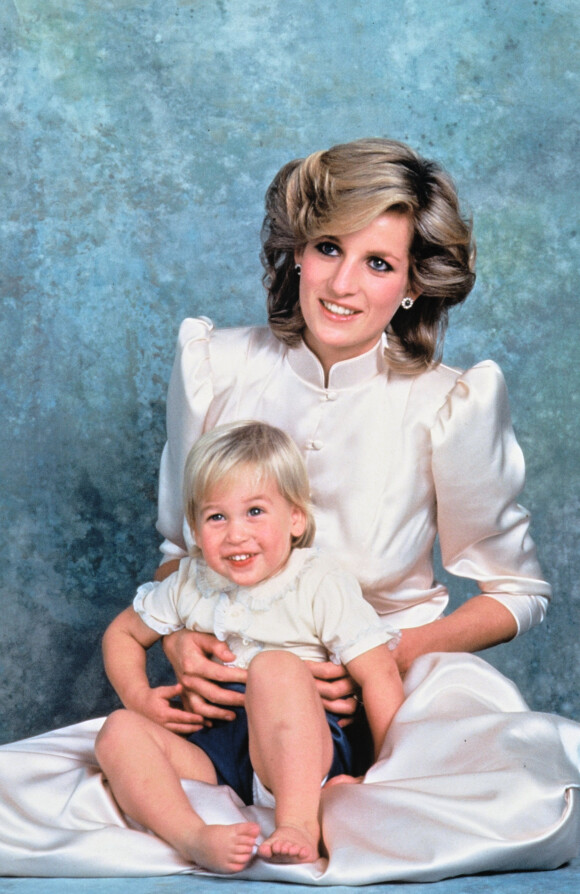 Lady Diana (avec ses boucles d'oreilles en saphirs et diamants) et son fils le prince William en 1984.
