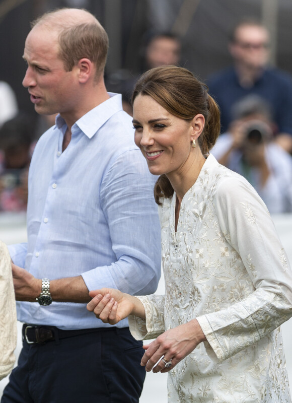 Le prince William, duc de Cambridge, et Catherine (Kate) Middleton, duchesse de Cambridge, visitent l'Académie Nationale de Cricket à Lahore, le 17 octobre 2019.