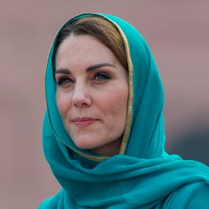 Kate Middleton, duchesse de Cambridge, à la sortie de la visite de la mosquée "Badshahi" à Lahore, au Pakistan, le 17 octobre 2019.