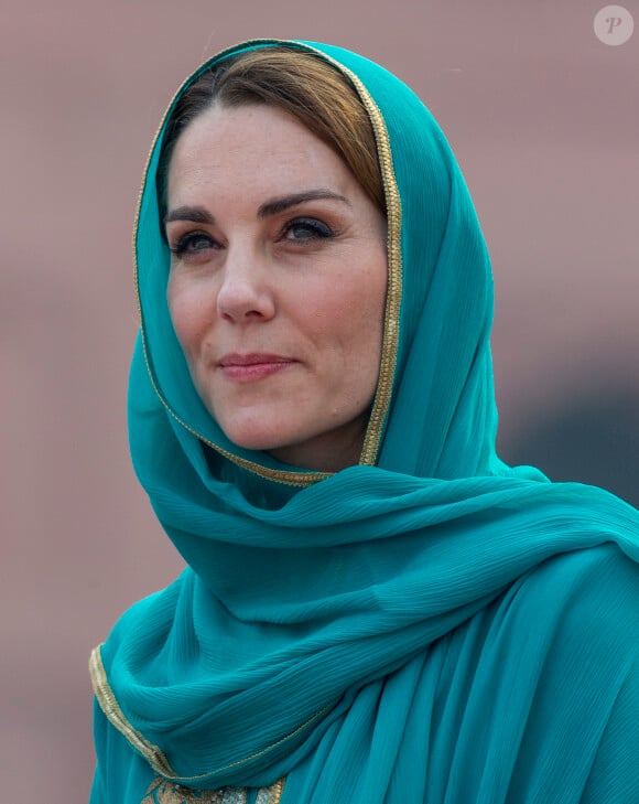 Kate Middleton, duchesse de Cambridge, à la sortie de la visite de la mosquée "Badshahi" à Lahore, au Pakistan, le 17 octobre 2019.