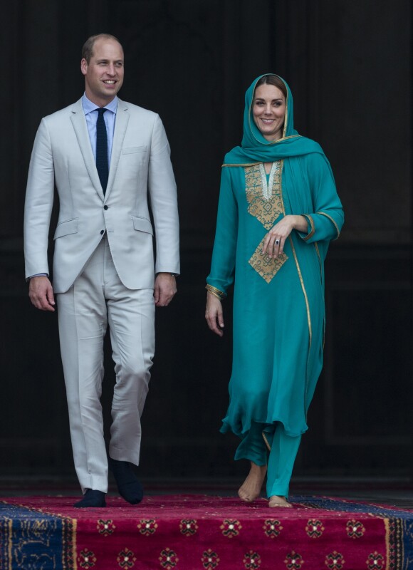 Le prince William, duc de Cambridge, et Catherine (Kate) Middleton, duchesse de Cambridge, à la sortie de la visite de la mosquée "Badshahi" à Lahore, au Pakistan, le 17 octobre 2019.