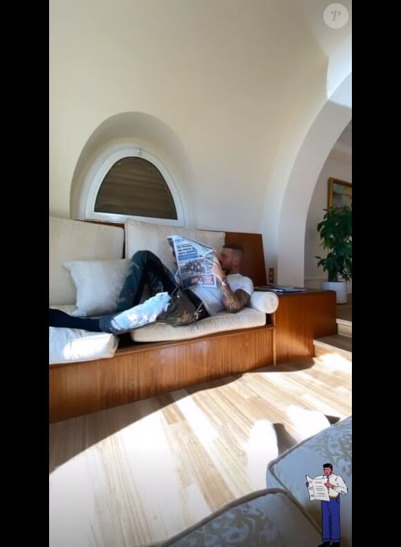 M. Pokora filmé par Christina Milian en train de lire "Nice-Matin" depuis sa chambre d'hôtel de Cannes, vanat la grande cérémonie des NRJ Music Awards. Le 9 novembre 2019.