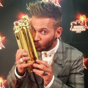 M. Pokora embrasse son 9e NRJ Music Award reçu le 26 janvier 2013. Il a été sacré Artiste Masculin francophone de l'année.