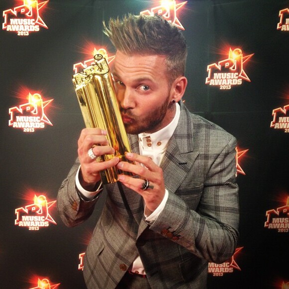 M. Pokora embrasse son 9e NRJ Music Award reçu le 26 janvier 2013. Il a été sacré Artiste Masculin francophone de l'année.