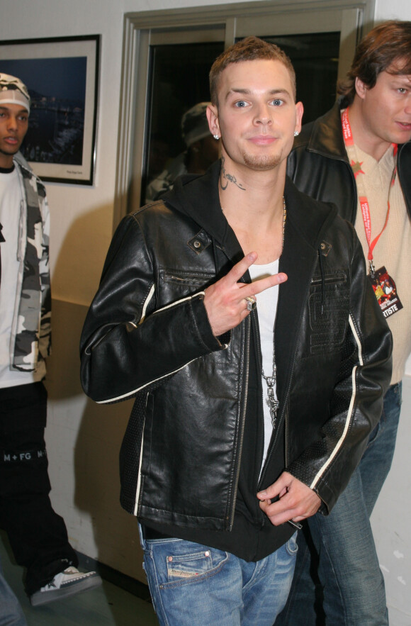 M. Pokora en backstage lors des NRJ Music Awards, à Cannes, le 21 janvier 2006.