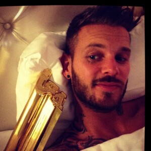 M. Pokora au lit avec son 9e NRJ Music Awards décroché en 2013. Photo publiée sur Instagram le 27 janvier 2013.