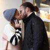 Exclusif - Emma Watson embrasse passionnément un mystérieux inconnu dans les rues de Londres. Le couple est allé acheter des friandises chez Gail Bakery avant de repartir ensemble en voiture. Le 24 octobre 2019