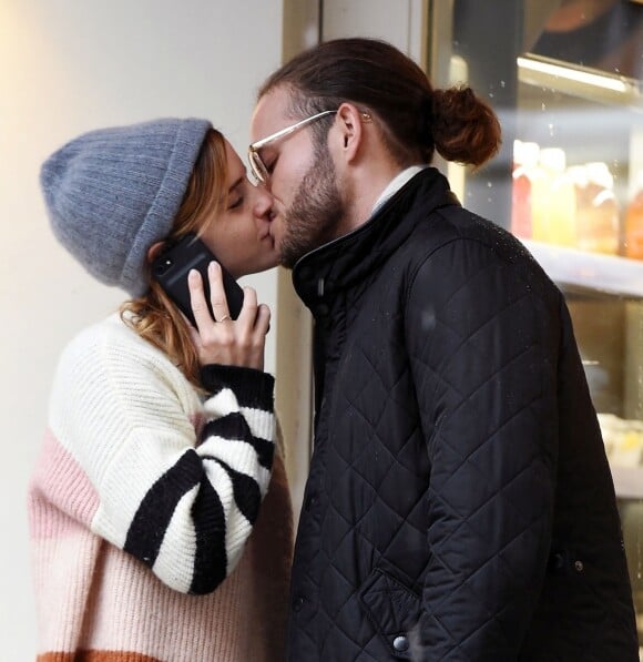 Exclusif - Emma Watson embrasse passionnément un mystérieux inconnu dans les rues de Londres. Le couple est allé acheter des friandises chez Gail Bakery avant de repartir ensemble en voiture. Le 24 octobre 2019