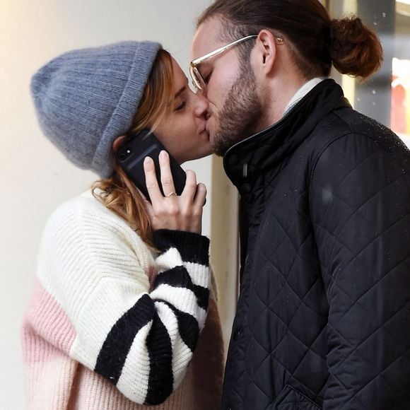 Exclusif - Emma Watson embrasse passionnément un mystérieux inconnu dans les rues de Londres. Le couple est allé acheter des friandises chez Gail Bakery avant de repartir ensemble en voiture. Le 24 octobre 2019