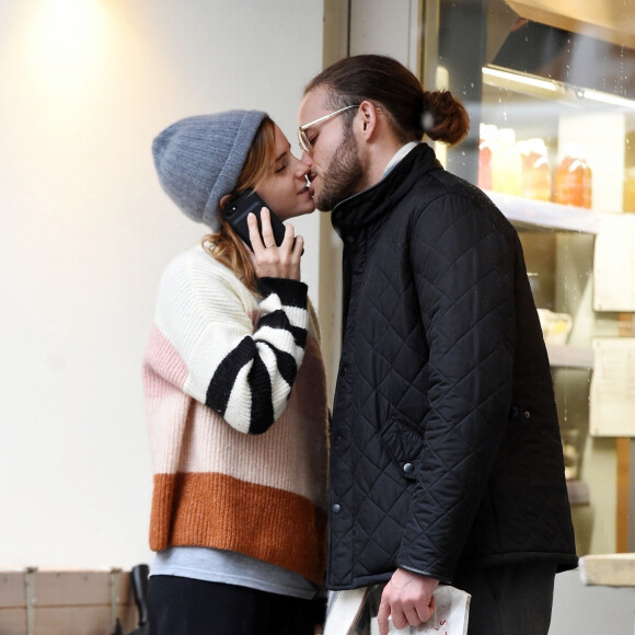 Exclusif Emma Watson embrasse passionnément un mystérieux inconnu dans les rues de Londres. Le couple est allé acheter des friandises chez Gail Bakery avant de repartir ensemble en voiture. Le 24 octobre 2019