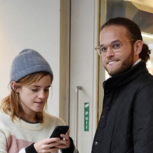 Exclusif  - Emma Watson embrasse passionnément un mystérieux inconnu dans les rues de Londres. Le couple est allé acheter des friandises chez Gail Bakery avant de repartir ensemble en voiture. Le 24 octobre 2019