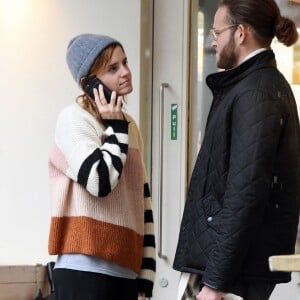 Exclusif Emma Watson embrasse passionnément un mystérieux inconnu dans les rues de Londres. Le couple est allé acheter des friandises chez Gail Bakery avant de repartir ensemble en voiture. Le 24 octobre 2019