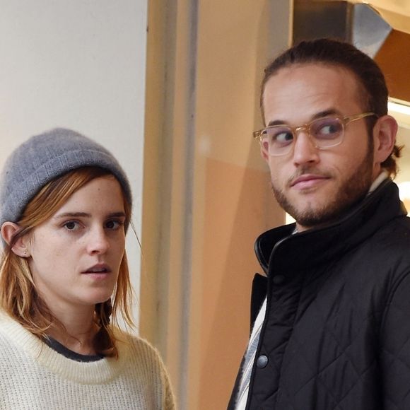 Exclusif  Emma Watson embrasse passionnément un mystérieux inconnu dans les rues de Londres. Le couple est allé acheter des friandises chez Gail Bakery avant de repartir ensemble en voiture. Le 24 octobre 2019