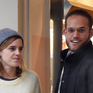 Exclusif  Emma Watson embrasse passionnément un mystérieux inconnu dans les rues de Londres. Le couple est allé acheter des friandises chez Gail Bakery avant de repartir ensemble en voiture. Le 24 octobre 2019