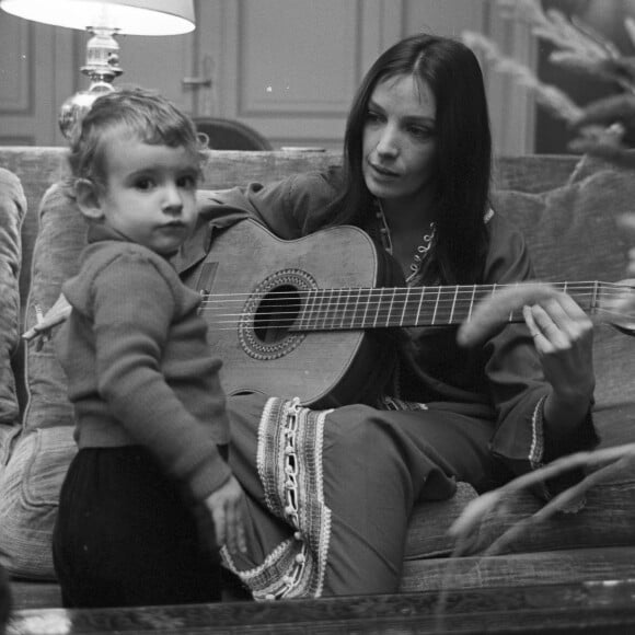 Marie Laforêt chez elle, avec sa fille Lisa Azuelos le 20 octobre 1967.