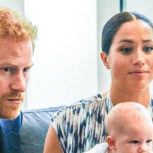 Le prince Harry et Meghan Markle présentent leur fils Archie à Desmond Tutu à Cape Town, Afrique du Sud le 25 septembre 2019.