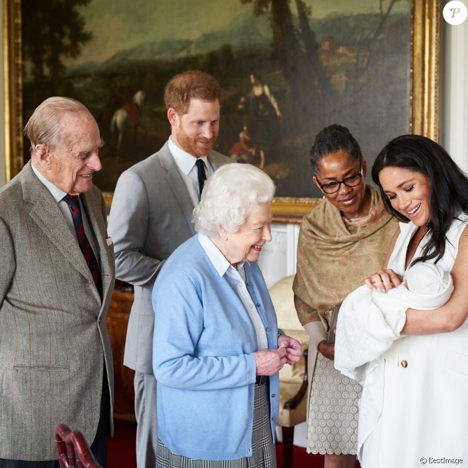 Le prince Philip, duc d&#039;Edimbourg, la reine Elisabeth II d&#039;Angleterre, la mère de Meghan Doria Ragland, le prince Harry, duc de Sussex, Meghan Markle, duchesse de Sussex, et leur fils Archie Harrison Mountbatten-Windsor. Windsor, le 7 mai 2019.
