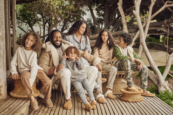 Ziggy Marley, fils de Bob Marley, son épouse Orly et leurs quatre enfants Judah Victoria, Gideon, Abraham Selassie et Isaiah Sion figurent sur la campagne de fin d'année de UGG. Photo par Danielle Levitt.