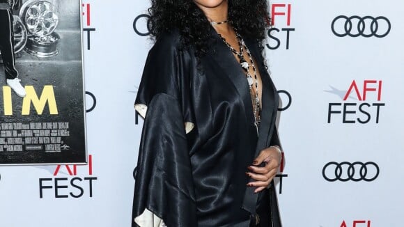 Rihanna : Décolleté plongeant et robe fendue vintage pour une soirée cinéma