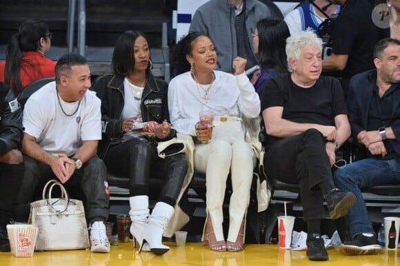 Brett Ratner, Rihanna, Melissa Forde - Les célébrités sont allées assister à un match des Lakers vs. Utah Jazz au Staples Center à Los Angeles, le 25 octobre 2019