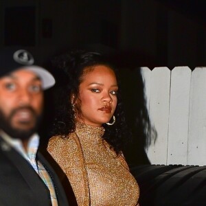 Exclusif - Rihanna porte un ensemble or très glamour alors qu'elle arrive au restaurant italien Giorgio Baldi. Santa Monica, le 24 octobre 2019.