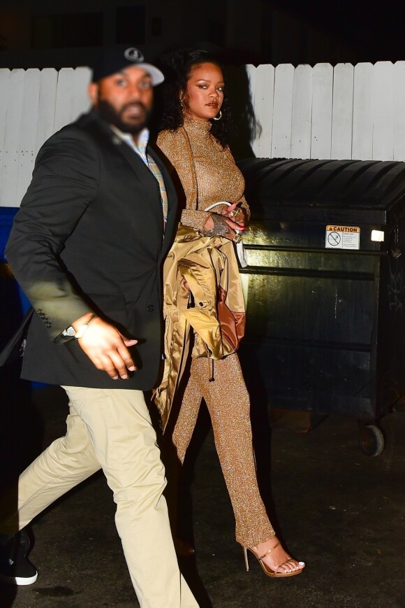 Exclusif - Rihanna porte un ensemble or très glamour alors qu'elle arrive au restaurant italien Giorgio Baldi. Santa Monica, le 24 octobre 2019.