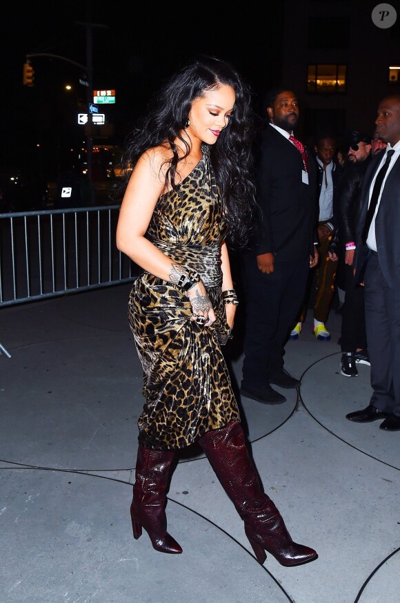 Rihanna arrive au musée Solomon R. Guggenheim pour le lancement de son livre autobiographique, à New York. Elle porte une robe léopard, le 11 octobre 2019.