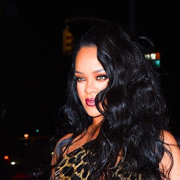Rihanna arrive au musée Solomon R. Guggenheim pour le lancement de son livre autobiographique, à New York. Elle porte une robe léopard, le 11 octobre 2019.