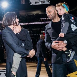 Tony Parker est entré au panthéon de San Antonio Spurs, aux Etats-Unis, le 11 novembre 2019. L'ancien basketteru français était accompagné de son épouse Axelle Francine et de leurs deux fils Liam et Josh.