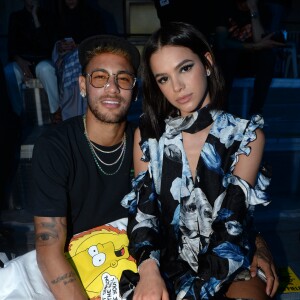 Neymar Jr. et sa compagne Bruna Marquezine assistent au défilé Off White "Collection Prêt-à-Porter Printemps/Eté 2019" lors de la Fashion Week de Paris, le 27 septembre 2018. © Veeren/CVS/Bestimage