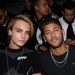 Cara Delevingne, Neymar Jr. et sa compagne Bruna Marquezine assistent au défilé Off White "Collection Prêt-à-Porter Printemps/Eté 2019" lors de la Fashion Week de Paris, le 27 septembre 2018. © Veeren/CVS/Bestimage