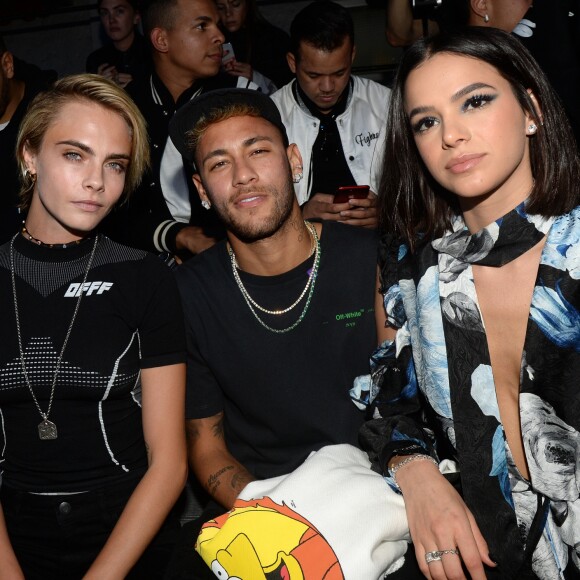 Cara Delevingne, Neymar Jr. et sa compagne Bruna Marquezine assistent au défilé Off White "Collection Prêt-à-Porter Printemps/Eté 2019" lors de la Fashion Week de Paris, le 27 septembre 2018. © Veeren/CVS/Bestimage