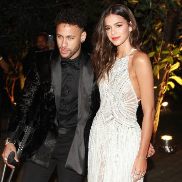 Neymar Jr et sa compagne Bruna Marquezine arrivent sur le red carpet de la soirée AMFAR à Sao Paulo. Le 13 avril 2018.