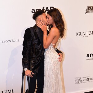 Neymar Jr et sa compagne Bruna Marquezine - Les célébrités posent lors de la soirée amfAR à Sao Paulo le 13 avril 2018.