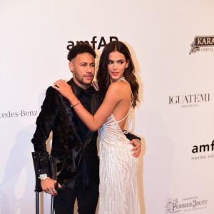 Neymar Jr et sa compagne Bruna Marquezine - Les célébrités posent lors de la soirée amfAR à Sao Paulo le 13 avril 2018.