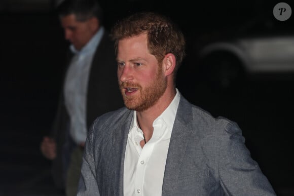 Le prince Harry, duc de Sussex, arrive au Royal Albert Hall pour participer à la première édition des "OnSide Awards" à Londres, le 17 novembre 2019.