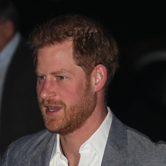 Le prince Harry, duc de Sussex, arrive au Royal Albert Hall pour participer à la première édition des "OnSide Awards" à Londres, le 17 novembre 2019.