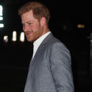 Le prince Harry, duc de Sussex, arrive au Royal Albert Hall pour participer à la première édition des "OnSide Awards" à Londres, le 17 novembre 2019.