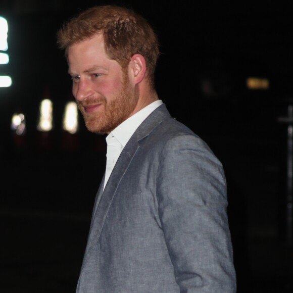 Le prince Harry, duc de Sussex, arrive au Royal Albert Hall pour participer à la première édition des "OnSide Awards" à Londres, le 17 novembre 2019.