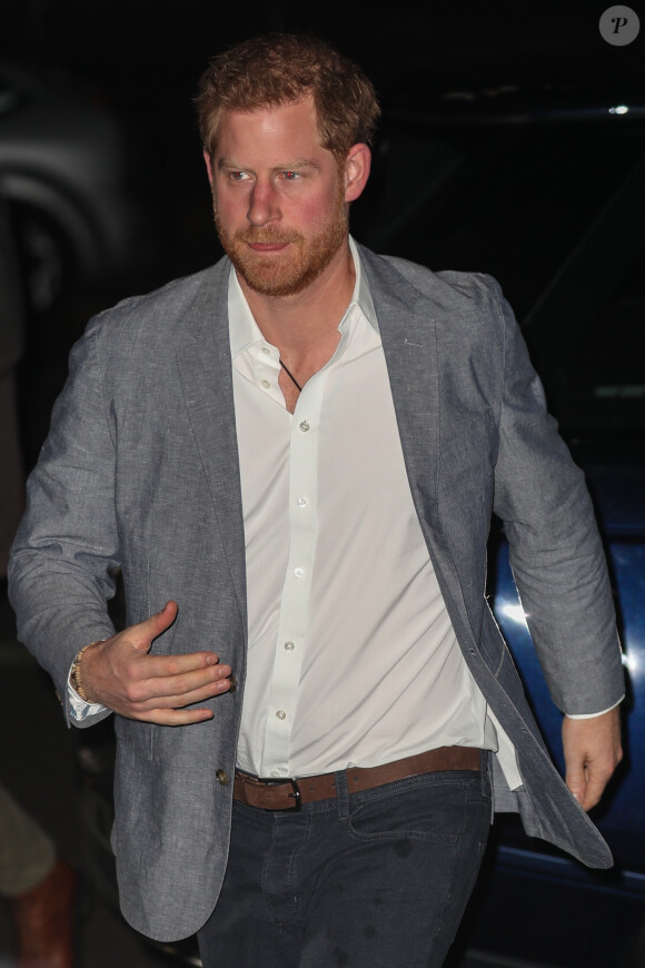 Le prince Harry, duc de Sussex, arrive au Royal Albert Hall pour participer à la première édition des "OnSide Awards" à Londres, le 17 novembre 2019.