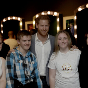 Le prince Harry, duc de Sussex, participe à la première édition des "OnSide Awards" à Londres, le 17 novembre 2019.